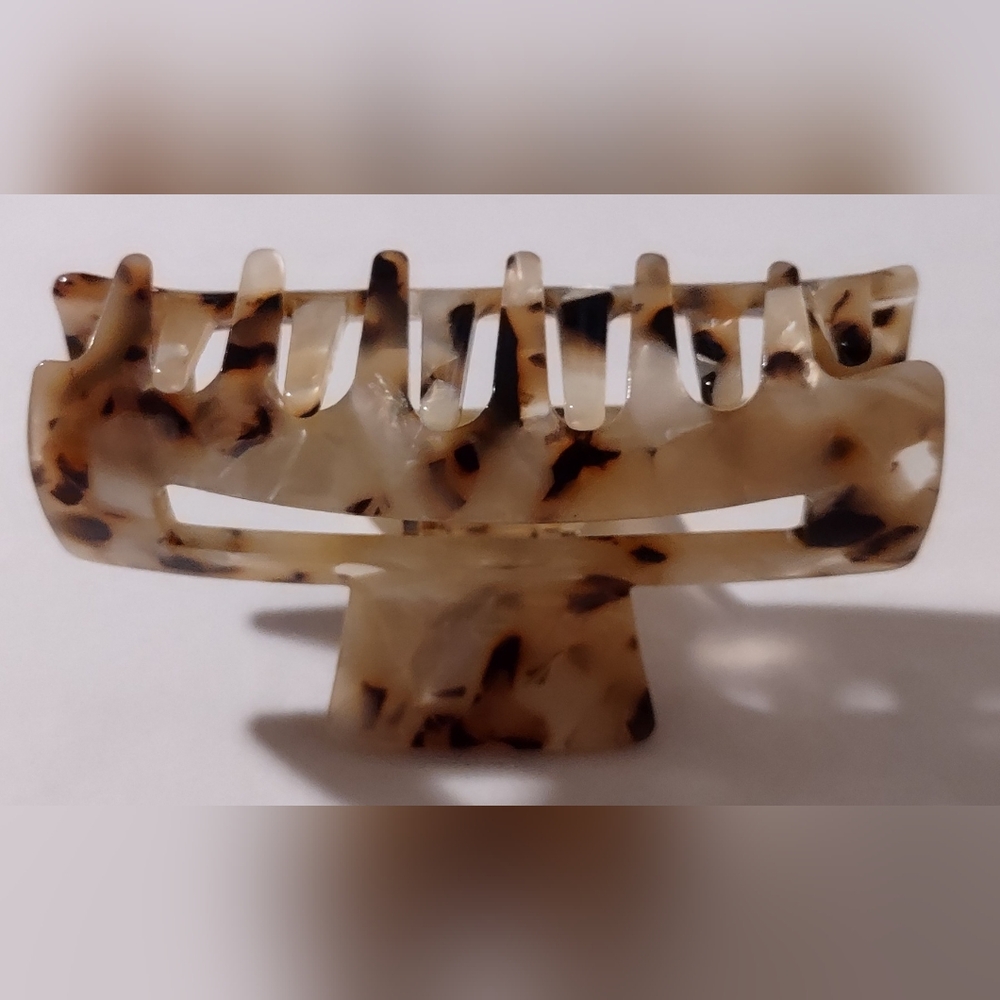 Tortoise Shell Hair Claw Clip - Picture 6 of 9